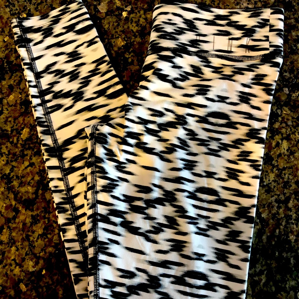 VICTORIA SECRET “PINK” LEGGINGS GREAT CONDITION!